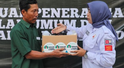 Relawan Ganjar Pasang Lampu PJU di Bojonegoro