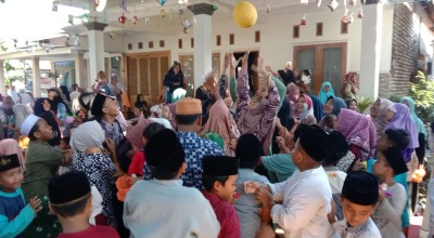 Puluhan Warga Bangkalan Ikuti Tradisi Berebut Hadiah Saat Maulid, Seru dan Unik Ini!