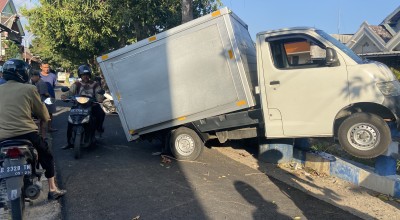Ditabrak Motor, Mobil Box di Ponorogo Hantam Pohon Mangga dan Pembatas Jalan