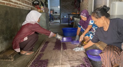 Gurihnya Rengginang dari Purworejo Ponorogo, Memasaknya Masih Gunakan Kayu Bakar