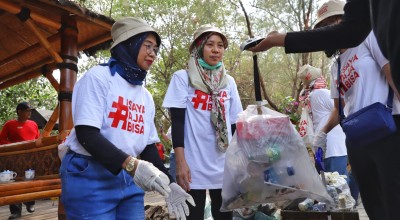 Sampoerna Tanam Bakau dan Bersihkan Sampah di Kebun Raya Mangrove Surabaya