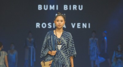 Batik Shibori Usung Tagline Bumi Biru, Isyaratkan Pesan Ini di Surabaya Fashion Parade 2023