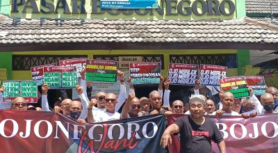 Masa Jabatan Bupati Bojonegoro Berakhir, Warga Gelar Aksi Cukur Gundul