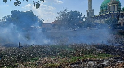 Cuaca Panas, Sungai Surut di Lamongan Terbakar
