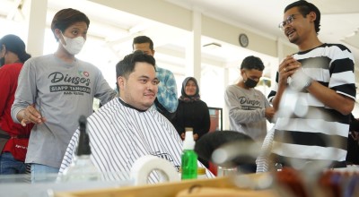 Uji Hasil Pelatihan Dinas Sosial, Pria ini Jajal Potong Rambut Bupati Kediri