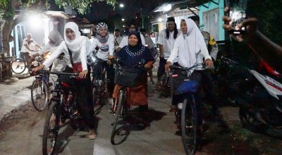 Hari Santri 2023, Ibu-ibu di Kediri Gowes Malam ke Makam-makam Auliya