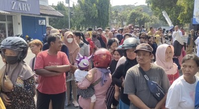 Emak-emak Gendong Bayi Rela Antre Sembako Murah di Kediri, Harga Beras Kapan Turun?