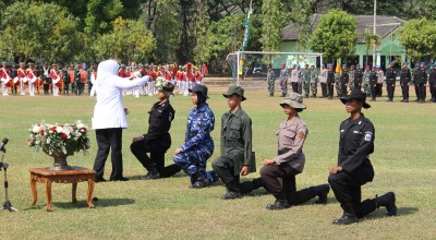Gubernur Khofifah Siram Siswa SMA Taruna Jatim di Kediri dengan Air Bunga