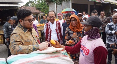Mas Dhito Cek Pasar Buah Banyakan, Minta Petani Mangga Podang Tidak Boosting