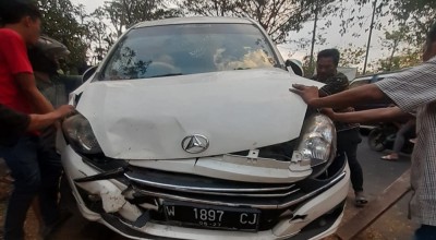 Mobil Sekeluarga Masuk Sawah di Bangkalan, Sopir Ngantuk usai Kondangan