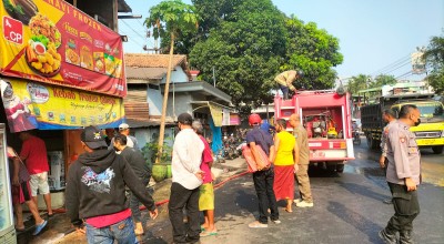 Toko Frozen Food di Babat Lamongan Hangus Terbakar