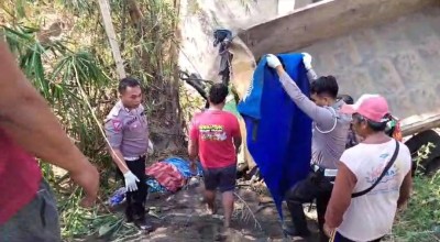 Dump Truk Hantam Jembatan lalu Terjun Bebas ke Sungai Gondang Bojonegoro, Sopir Tewas