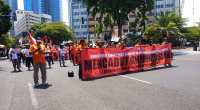 Sidang Putusan UU Cipta Kerja, Ratusan Buruh Unjuk Rasa di Depan Grahadi Surabaya