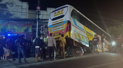 Bus Bangau Mas Seruduk Warung di Bojonegoro