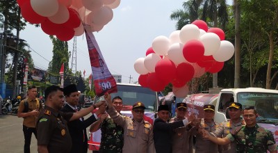 Alumni AKABRI 90' Bagikan Ribuan Sembako di Bangkalan