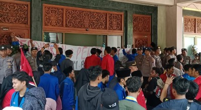 Ratusan Mahasiswa Geruduk Kantor Pemkab Bangkalan, Ini Tuntutannya