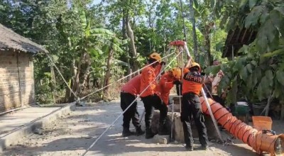 Aksi BPBD Ponorogo Selamatkan Kambing Tercebur Sumur 20 Meter