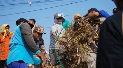Aktifkan Lagi Prokasih, Ning Ita dan Warga Kota Mojokerto Bersihkan Kali