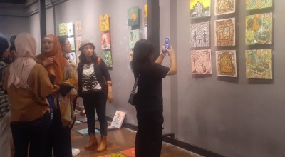 Ketika yang Besar Lebih Diperhatikan, 150 Lukisan 30 Senti Berjubel Penuhi Dinding Galeri Surabaya
