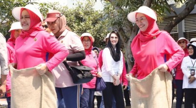 Ibu Negara Iriana Joko Widodo Balap Karung di Surabaya, Menang Gak Ya?