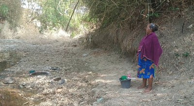 Warga Dayukidul Bojonegoro Lewati Jalan Terjal Ratusan Meter untuk Bisa Mandi di Cublik