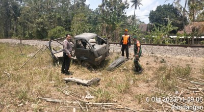 Mobil Pikap Terserempet Kereta Api di Perlintasan Blitar hingga Rusak Parah