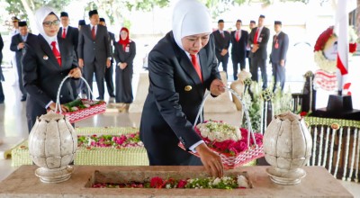 Peringati HUT Jatim ke-78, Gubernur Khofifah Pimpin Ziarah ke Makam Bung Karno