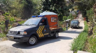 Mobil Patroli Gentong Polsek Dongko, Terjang Medan Ekstrem Distribusikan Air Bersih