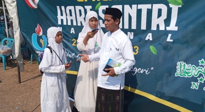 Aksi Jurnalis Cilik MI Darun Najah II Banyuwangi Meliput Hari Santri 2023