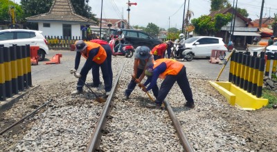Antisipasi Kereta Anjlok, Daop 7 Madiun Perbaiki Geometri di Perlintasan Tulungagung
