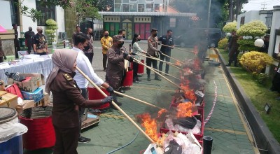 Kejari Tulungagung Musnahkan Barang Bukti dari Ratusan Perkara