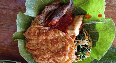 Sedapnya Nasi Jagung Daun Jati di Pelosok Lamongan, Porsinya Brutal Lur!