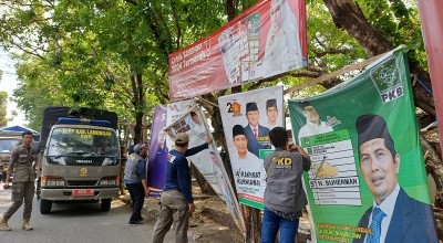 Langgar Aturan, Bawaslu Lamongan Copot Ribuan APK Liar