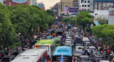 Foto: KBS hingga Jalan Basuki Rahmat Surabaya Lumpuh Total karena Demo Buruh