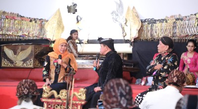 Nonton Wayang Kulit di Alun-alun Ponorogo, Khofifah Sampaikan Pesan Moral