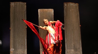 Narasi Kekuasaan Dinasti Bulldog dalam pentas Teater Api Indonesia