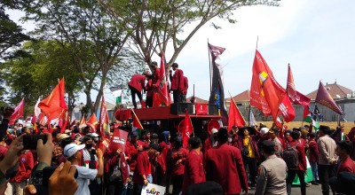 Ratusan Mahasiswa Geruduk Konjen AS di Surabaya, Tuntut Kedutaan Amerika Pergi dari Indonesia