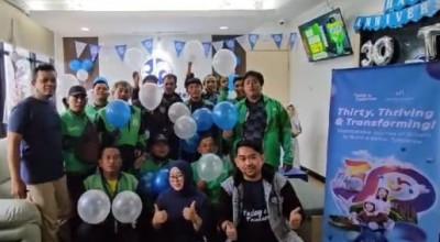 HUT ke-30, PT. Jasaraharja Putera Berikan Sembako dan Asuransi Siranmor bagi 30 Pengemudi Ojol Surabaya