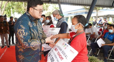 Mas Dhito Salurkan BLT Dana Bagi Hasil Cukai Tembakau untuk 12.449 Buruh Pabrik Rokok