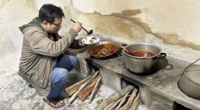 Warung Omahe Dewe Kediri Sajikan Kuliner Pedesaan, Prasmanan Langsung Ambil di Dapur
