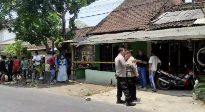 Pria Tewas di Teras Rumah Warga Wates, Usai Pesta Miras Pinggir  Brantas