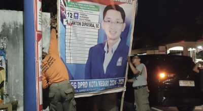 Bawaslu dan Satpol PP Kota Kediri Turunkan Ratusan Baliho Kampanye Caleg