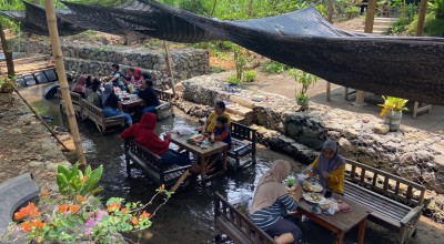 Warung Etan Kali di Kampung Madu Kediri, Sensasi Makan Sambil Keceh