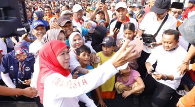 Warga Jember Antusias Ramaikan Jalan Sehat HUT Pemprov Jatim ke-78 Bareng Gubernur Khofifah