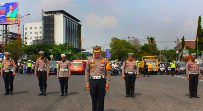 Polisi Hentikan Pengguna Jalan, Pasang Pal Batas, Hujan Lebat