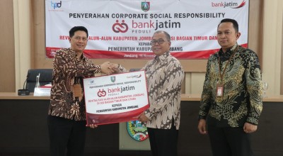 Bank Jatim Serahkan CSR untuk Revitalisasi Alun-Alun Jombang