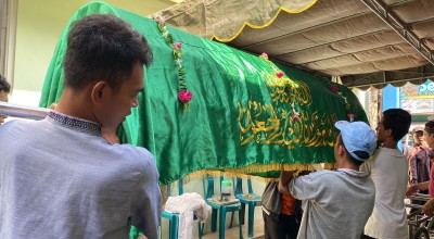 Isak Tangis Warga Surabaya Iringi Pemakaman Korban Tabrakan KA di Lumajang