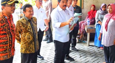Menteri ATR BPN Serahkan 50 Sertifikat Tanah Korban Lumpur Sidoarjo, Buah Perjuangan Selama 15 Tahun