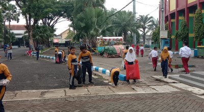 Ratusan Siswa Punguti Sampah di Halaman Stadion Gelora Bangkalan
