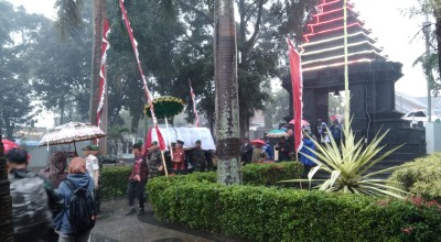 Rintik Hujan Iringi Pemakaman Mantan Wali Kota Batu Eddy Rumpoko